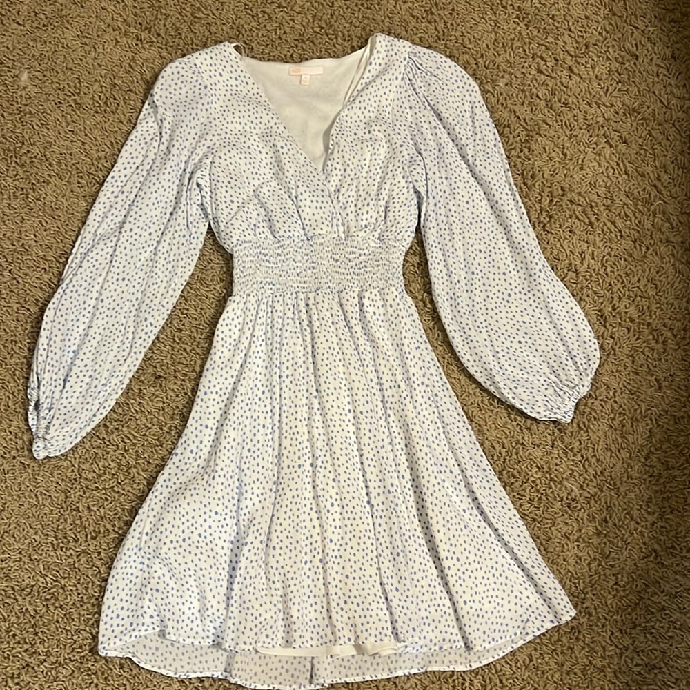 Perfect for Easter. Spring dress with V neck and ballon sleeves